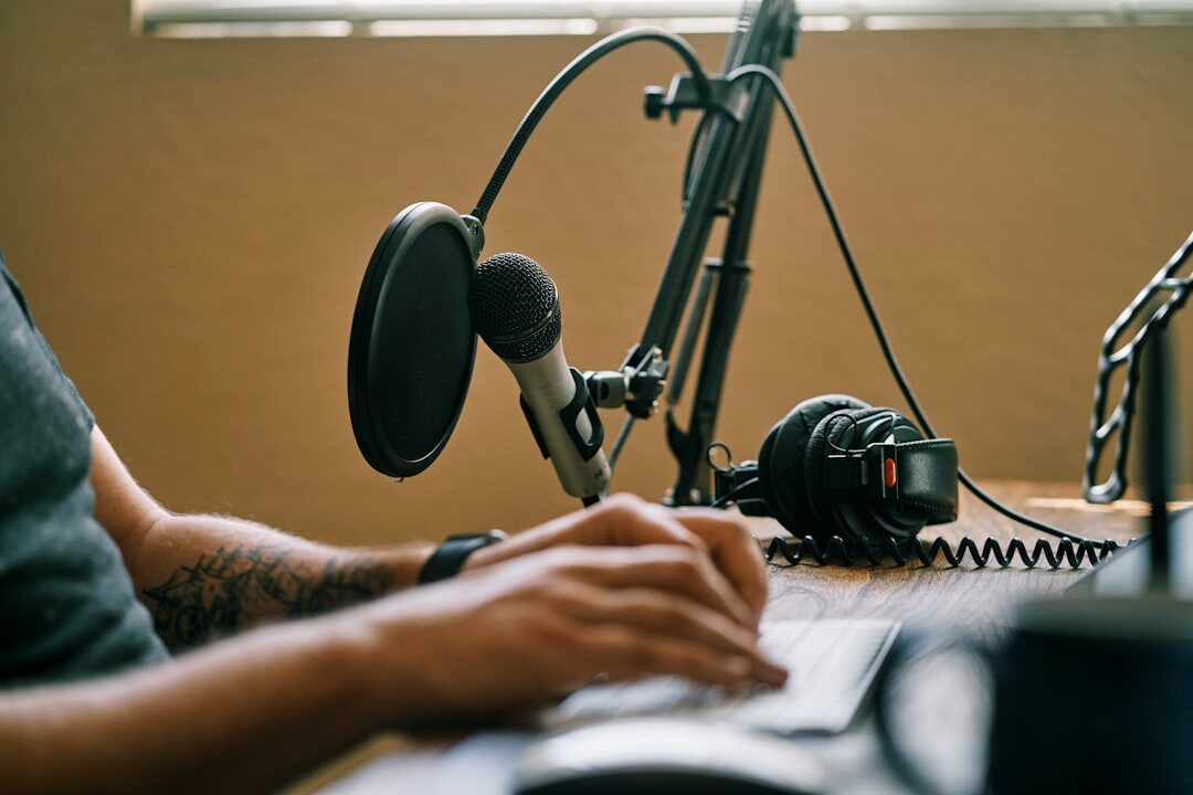 brazilian podcaster recording